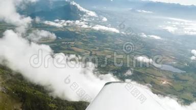 飞过天空中的云层，飞机<strong>展翅</strong>飞翔。在田野、山脉、悬崖之上